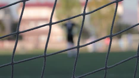 Fußballnetz-Bei-Einem-Fußballspiel-Mit-Den-Fußballern-Im-Hintergrund