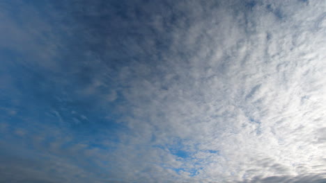 Himmel-Mit-Prächtigen-Cirrocumulus-Wolken.-Zeitraffer