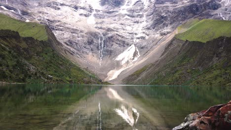 vista panorámica en el lago humantay con la montaña salcantay en cusco, perú