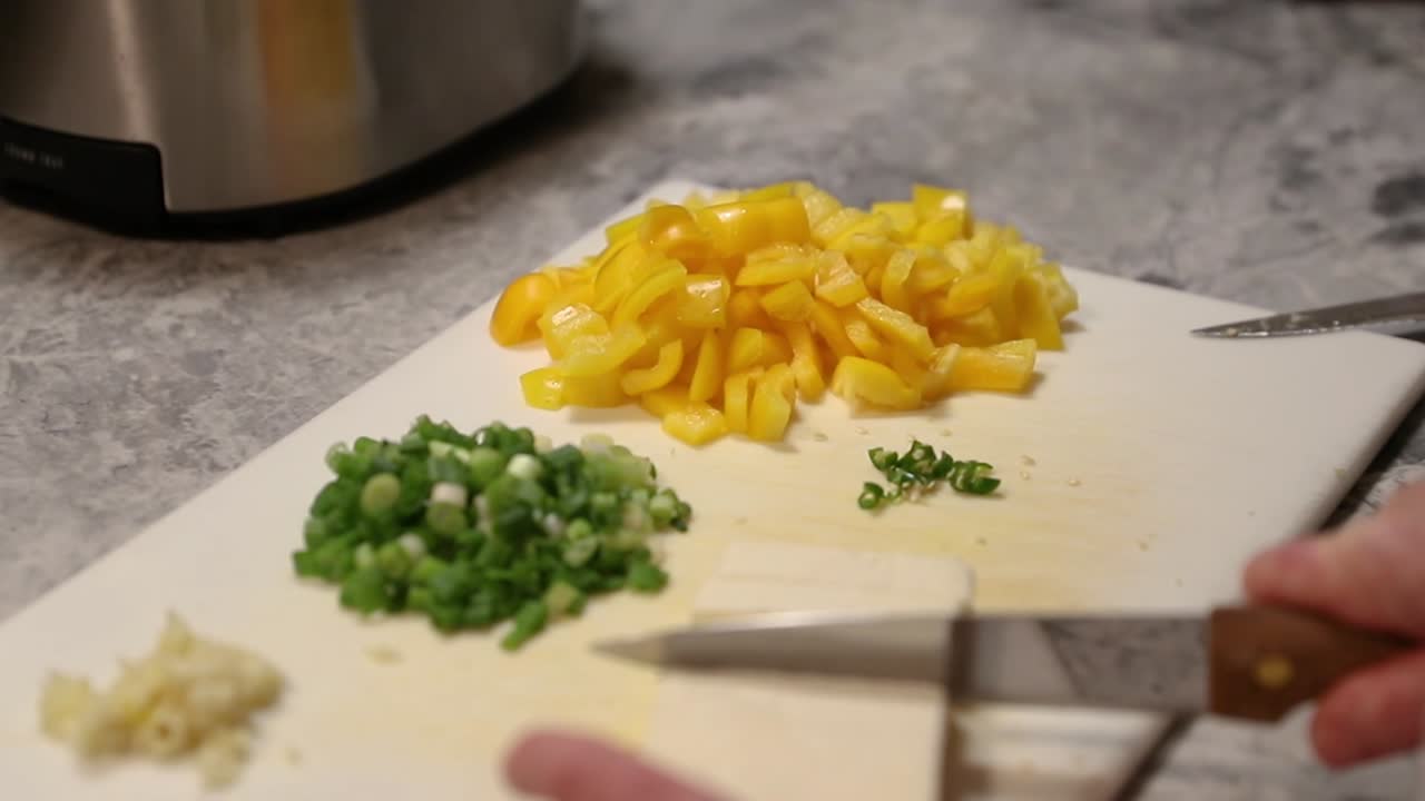 슬로우 모션으로 커팅 보드에 파니르를 자르는 여성