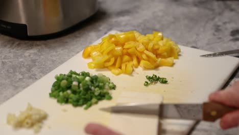 Frau-Schneidet-Paneer-Auf-Schneidebrett-In-Zeitlupe