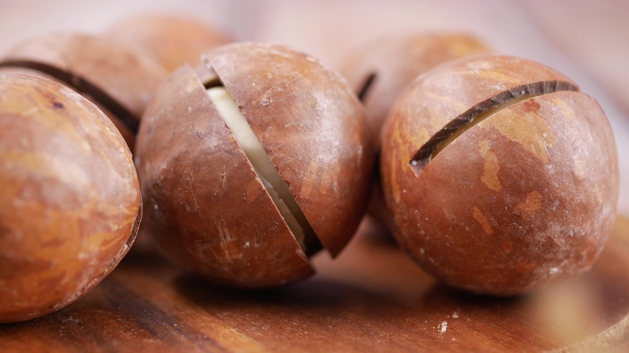 Gros plan sur des noix de macadamia sur une planche en bois