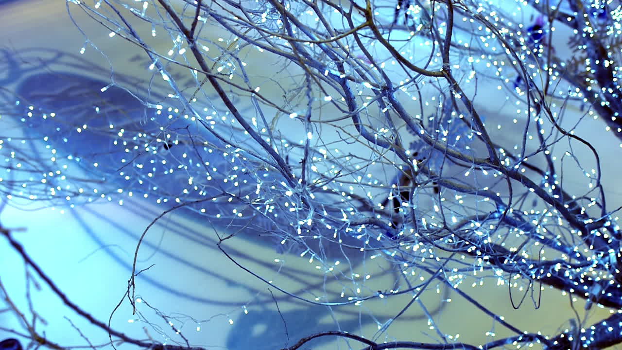 multitud de personas disfrutando del patinaje sobre hielo bajo el árbol de decoración de luces en un centro comercial cubierto de patinaje sobre hielo