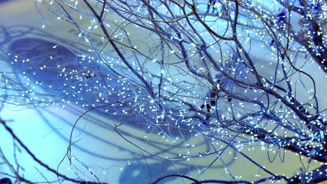 Multitud-De-Personas-Disfrutando-Del-Patinaje-Sobre-Hielo-Bajo-El-árbol-De-Decoración-De-Luces-En-Un-Centro-Comercial-Cubierto-De-Patinaje-Sobre-Hielo