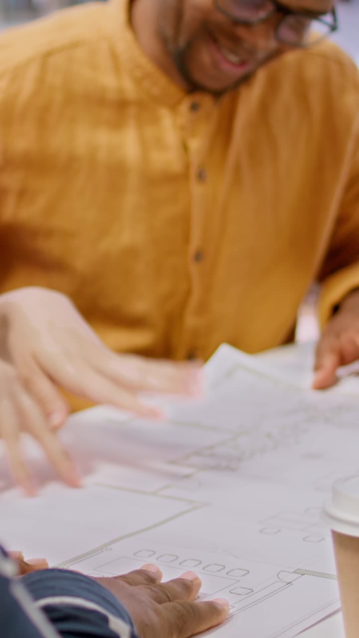 Architetti che collaborano alla progettazione di planimetrie in una riunione d'ufficio