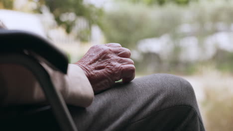 mano, jubilación y una persona mayor