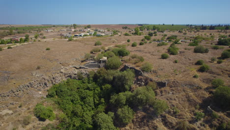 el área de ein peak, es un manantial en el sur de las alturas del golán y los restos de una aldea siria, kibbutz afik en el fondo