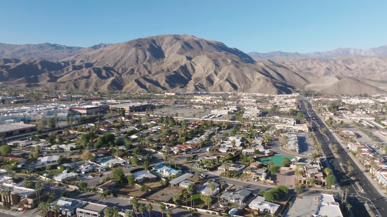 palm desert, california drone video panorámico de izquierda a derecha