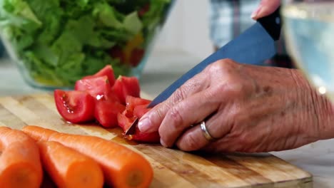 Hände-Einer-älteren-Frau,-Die-Gemüsesalat-Zubereitet