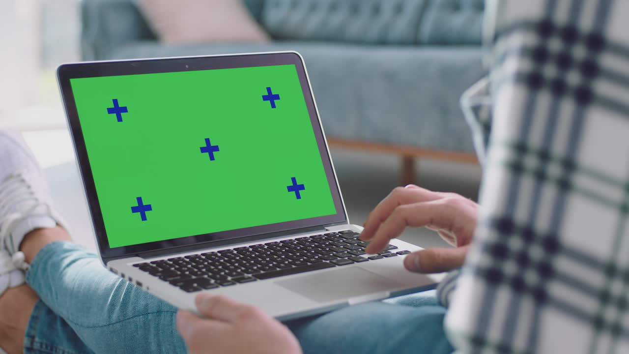 hombre escribiendo en la computadora portátil