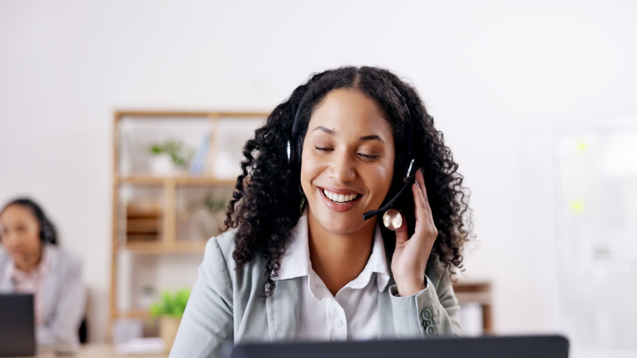 Call center, cuffie o donna amichevole