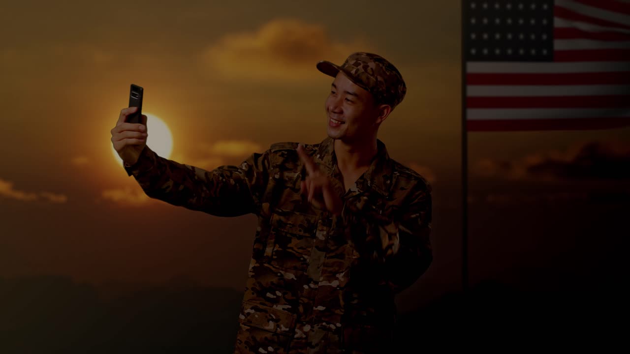 soldado estadounidense tomando una selfie al atardecer