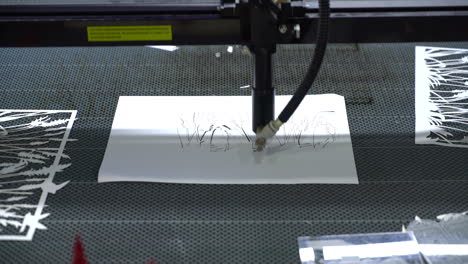 máquina de corte por láser trabajando a bordo