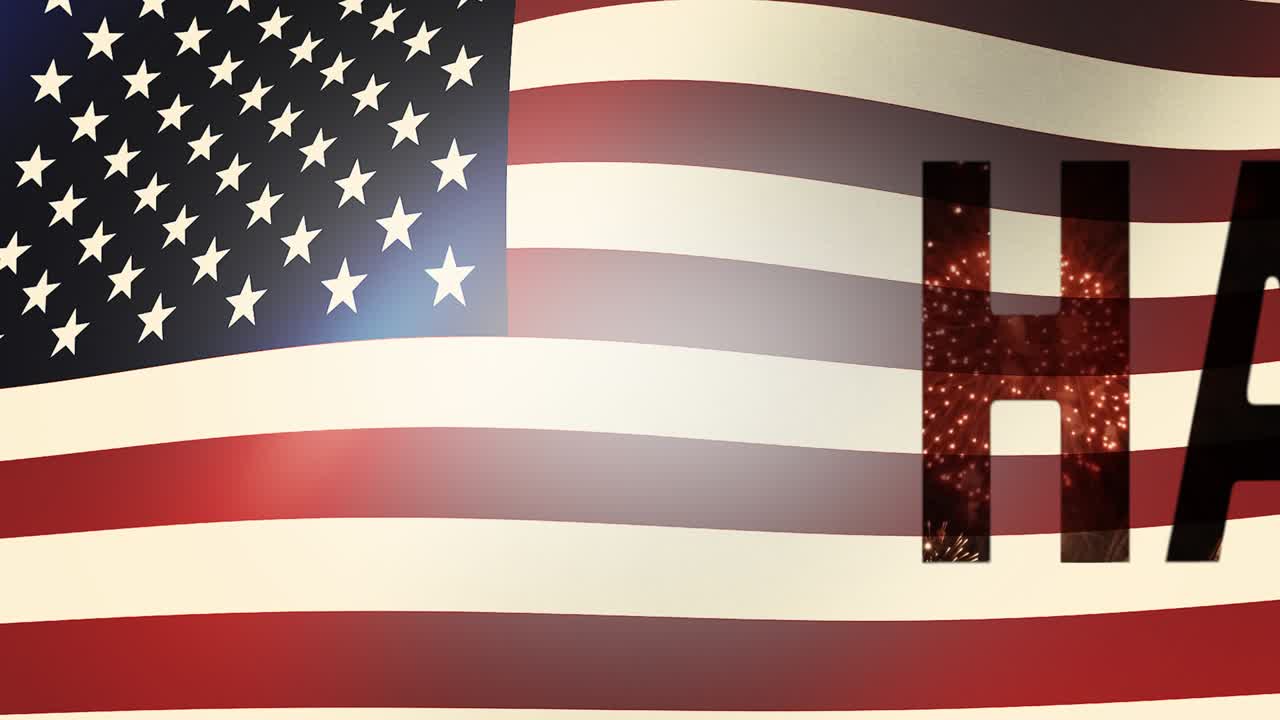 움직이는 텍스트의 형태로 휴일 불꽃놀이 - 7월 4일 축하, 흔들리는 미국 국기 배경에. 고품질의 4k 비디오 16x9.