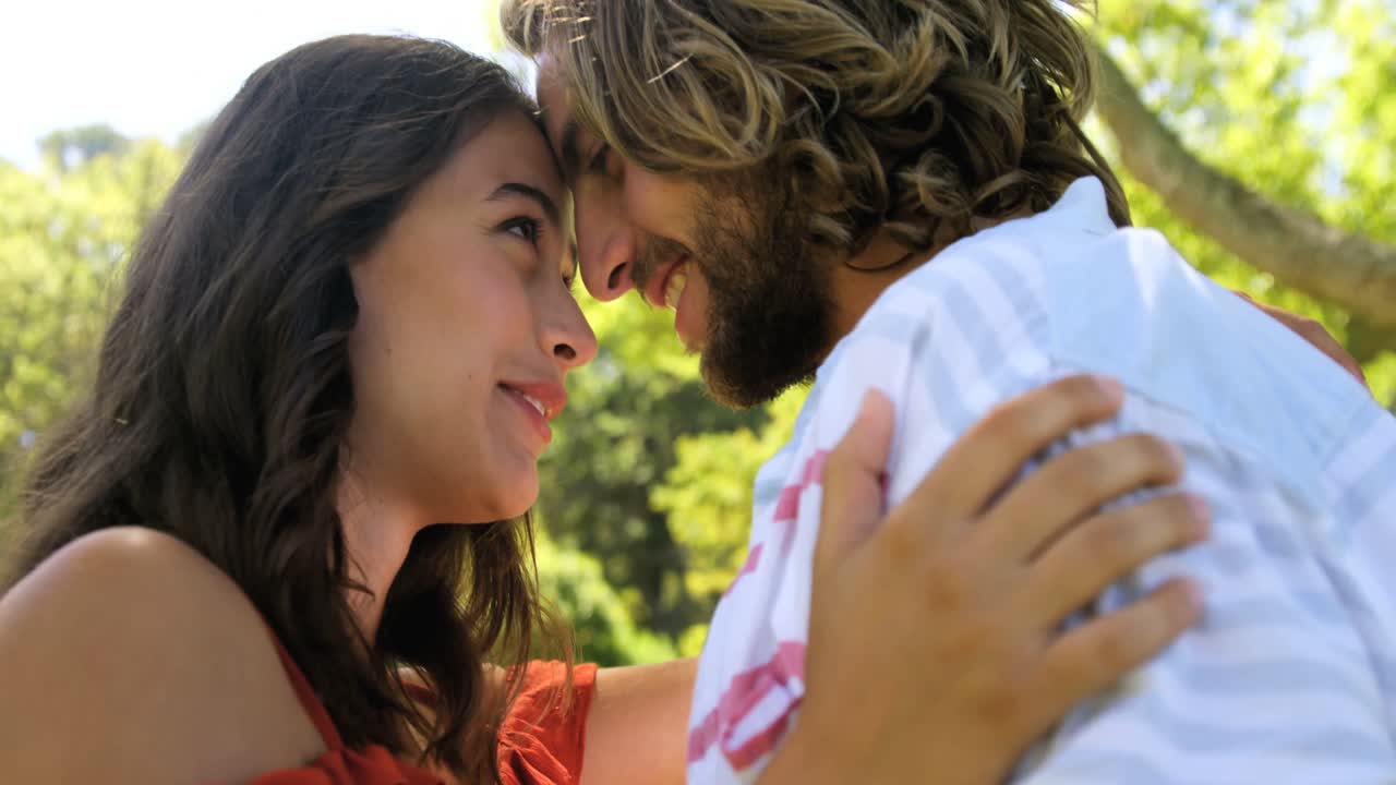 ⁇ 스터 커플이  ⁇ 안고