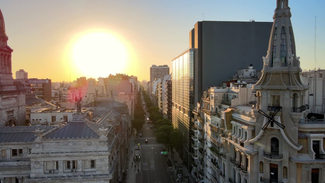 carretilla aérea a la izquierda de la torre del café el molino y la cúpula de bronce del edificio del congreso argentino al atardecer, buenos aires