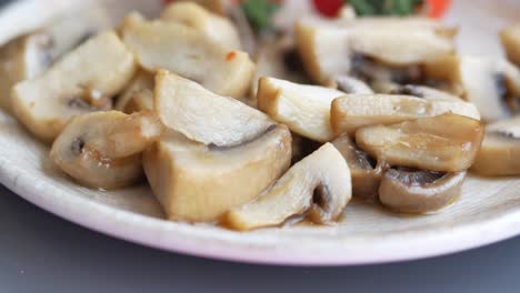 Sauteed-mushrooms-with-garlic-and-parsley