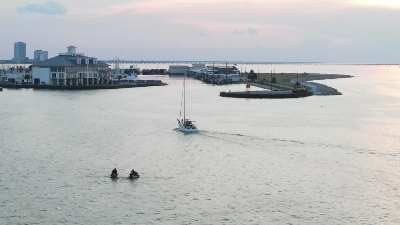 미국 루이지애나의 고요한 강변 풍경을 즐기는 보트와 제트스키를 탄 사람들 - 공중 촬영