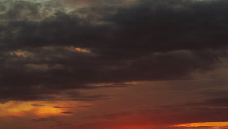 una hermosa vista de las nubes que se mueven suavemente en el cielo, las nubes toman los colores naranja y purolvous a un color oscuro