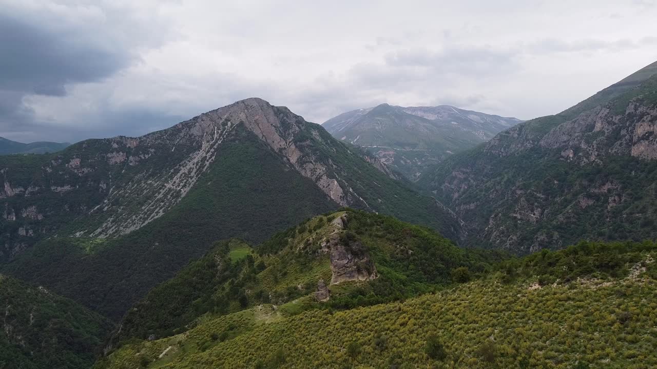 imágenes de drones capturando el escarpado paisaje montañoso cerca de tepelenë, albania