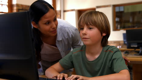 alumno y profesor en clase de informática en la escuela
