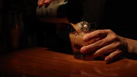 barman preparando una bebida mixta en capas