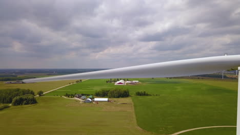 Antena-Volando-De-Cerca-Más-Allá-De-Las-Palas-De-La-Turbina-Eólica