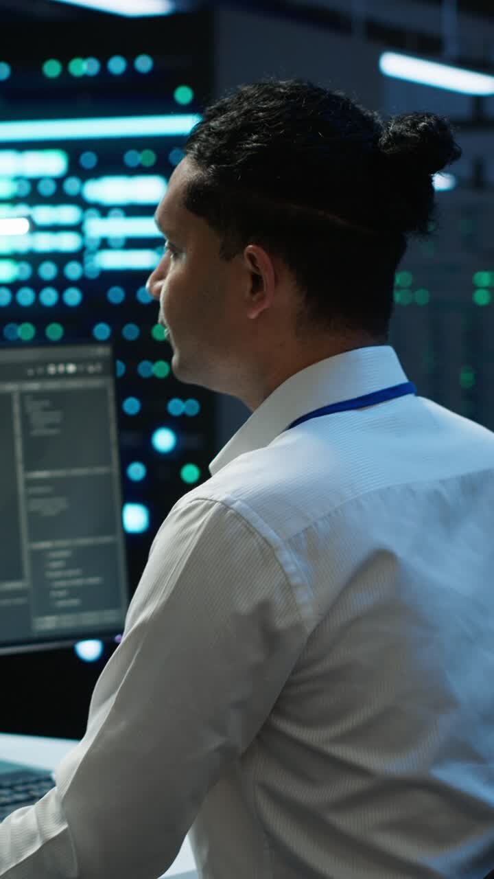 Programmerere, der arbejder på en computer i et datacenter