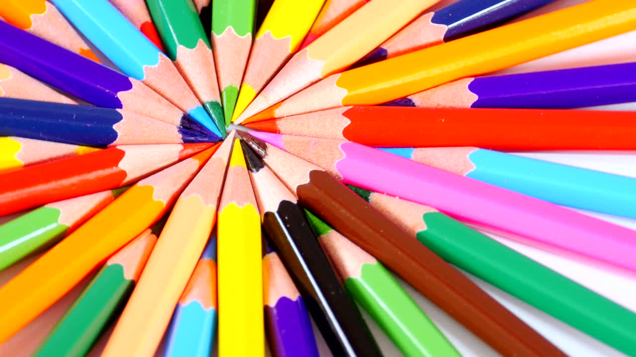 círculo colorido hecho de lápices