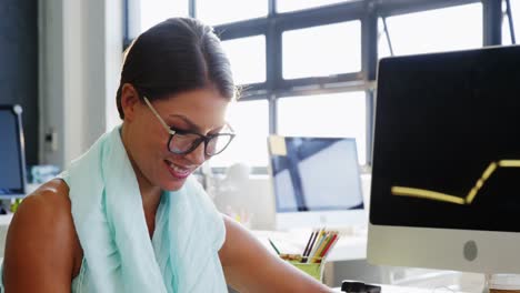 mujer ejecutiva de negocios usando una tableta digital