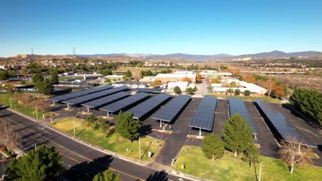 Los-Paneles-Solares-Brindan-Sombra-En-Un-Estacionamiento,-Así-Como-También-Energía-Renovable-Limpia---Sobrevuelo-Aéreo