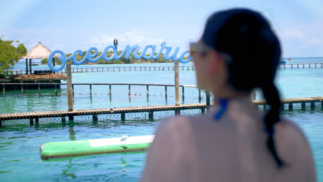 Plano-Medio-De-Una-Chica-Con-Gafas-De-Sol-Azules-Mirando-El-Océano-En-Un-Oceanario-En-Cartagena-Colombia