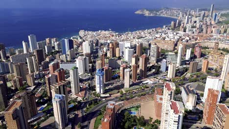 Luftaufnahme-Der-Stadt--Und-Meereslandschaft-Von-Benidorm-Aus-Einer-Drohnenperspektive-Im-Süden-Spaniens