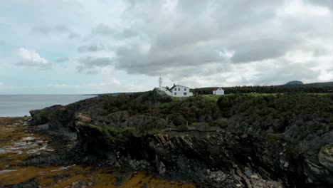 Leuchtturm,-Neufundland-Am-Rand-Einer-Klippe---Drohnenclip-4k