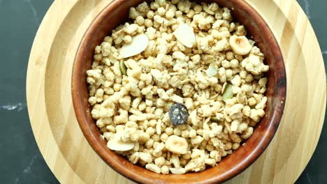 musli hecho en casa en un tazón en negro
