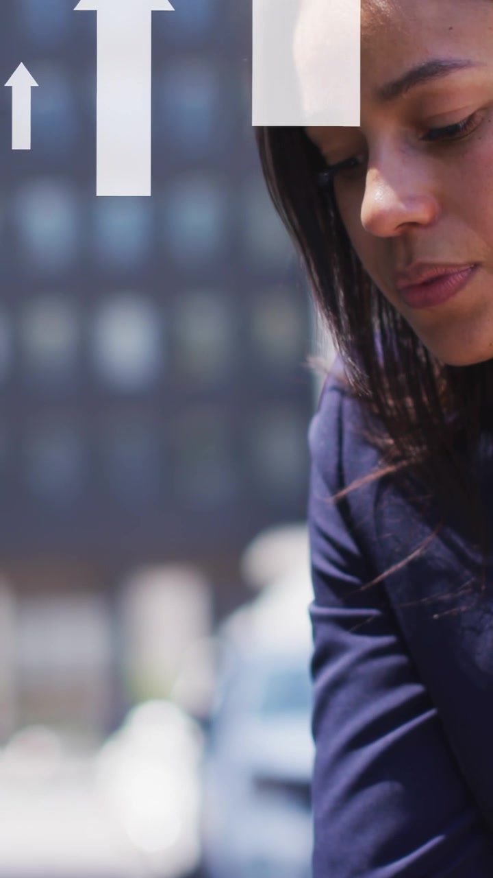 Video vertical: Mujer tocando el teléfono en el manillar, flechas ascendiendo, vista panorámica, verificando el trayecto