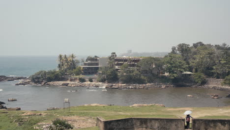 Landschaft-Mit-Ruhigem-Meer-Und-Gebäuden-Am-Wasser-Der-Historischen-Galle-Festung-In-Galle,-Sri-Lanka