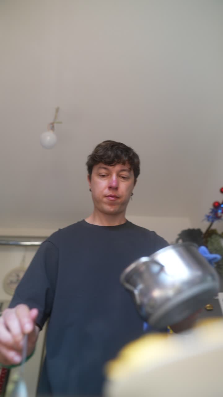 hombre cocinando en una cocina