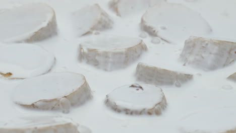 cóctel de plátano lácteo de primer plano para un desayuno saludable y nutritivo. comida natural.