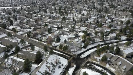 Drone-Mira-Sobre-El-Barrio-Cubierto-De-Nieve