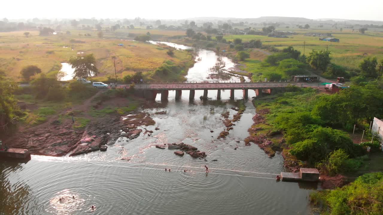 río en maharashtra con puente