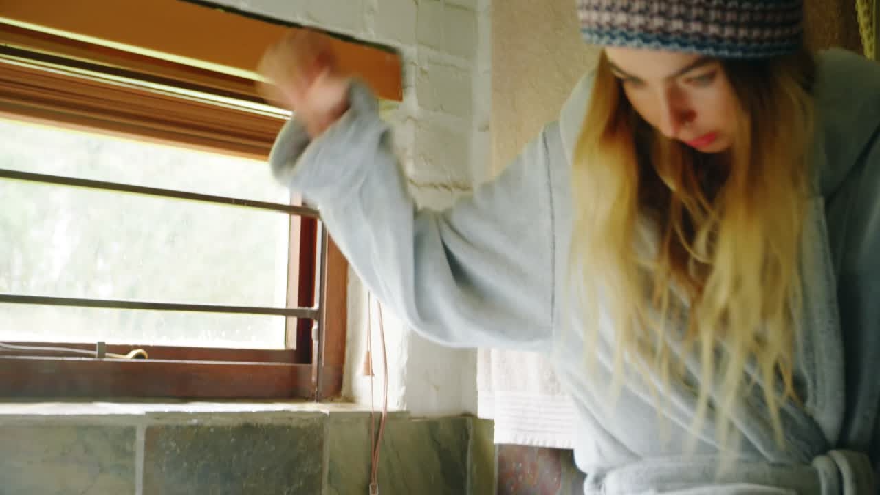 욕실 4k에서 욕조에 앉아있는 여자