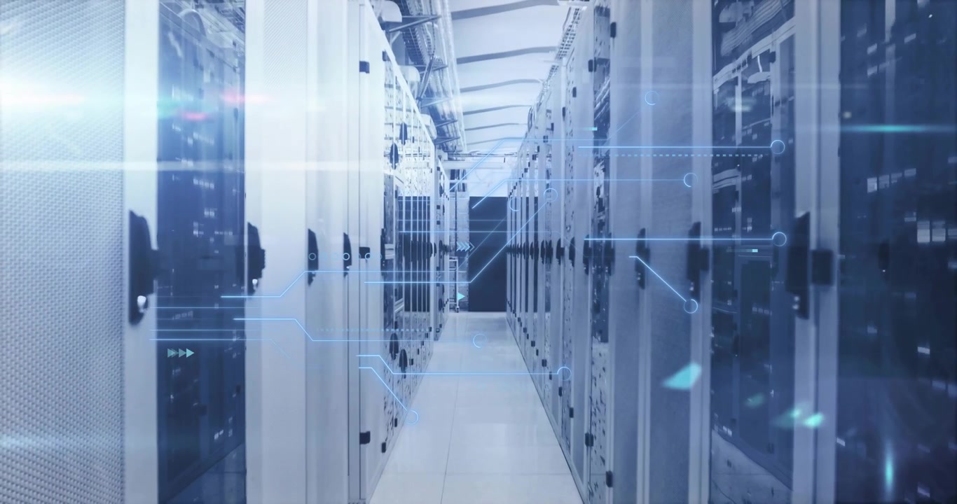 All'inizio, sovrapposizioni digitali traslucide che fluttuano e pulsano attraverso il corridoio dei server, mostrando il flusso di dati