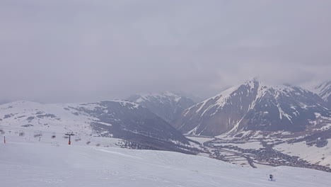 Pistas-De-Esquí-Nubladas-Y-Ventosas-En-Un-Lapso-De-Tiempo-De-Paisaje-Invernal