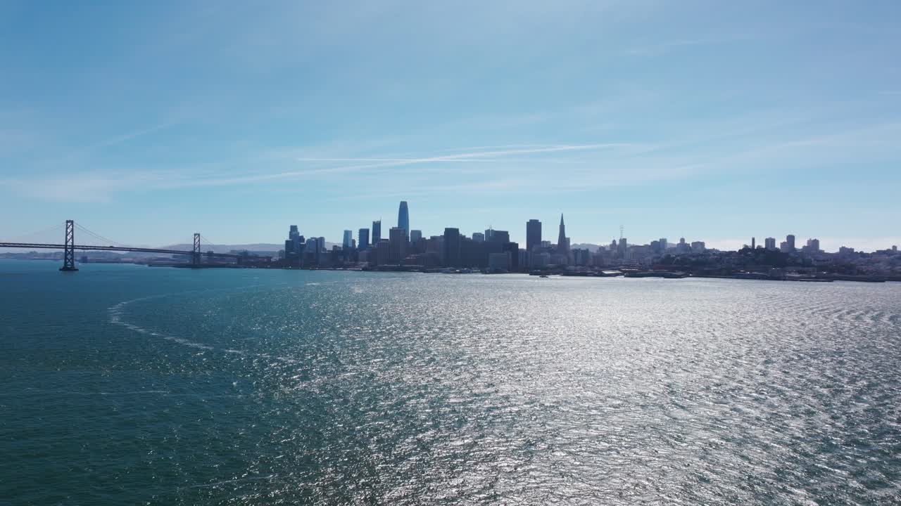 중간 고도 드론 이 샌프란시스코, 캘리포니아를 향해 날고 있습니다.