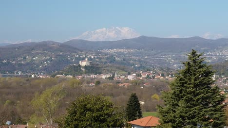 Blick-Auf-Italienische-Häuser-In-Landschaft-Mit-Bergen