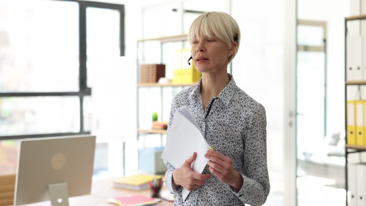 mujer con auriculares en la oficina