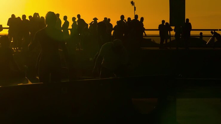 Silhouette della folla al tramonto