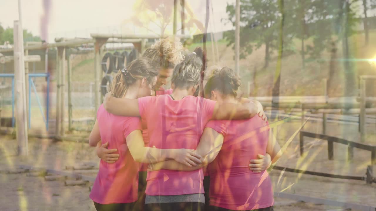 animación de la hierba sobre mujeres diversas en la carrera de obstáculos abrazando.