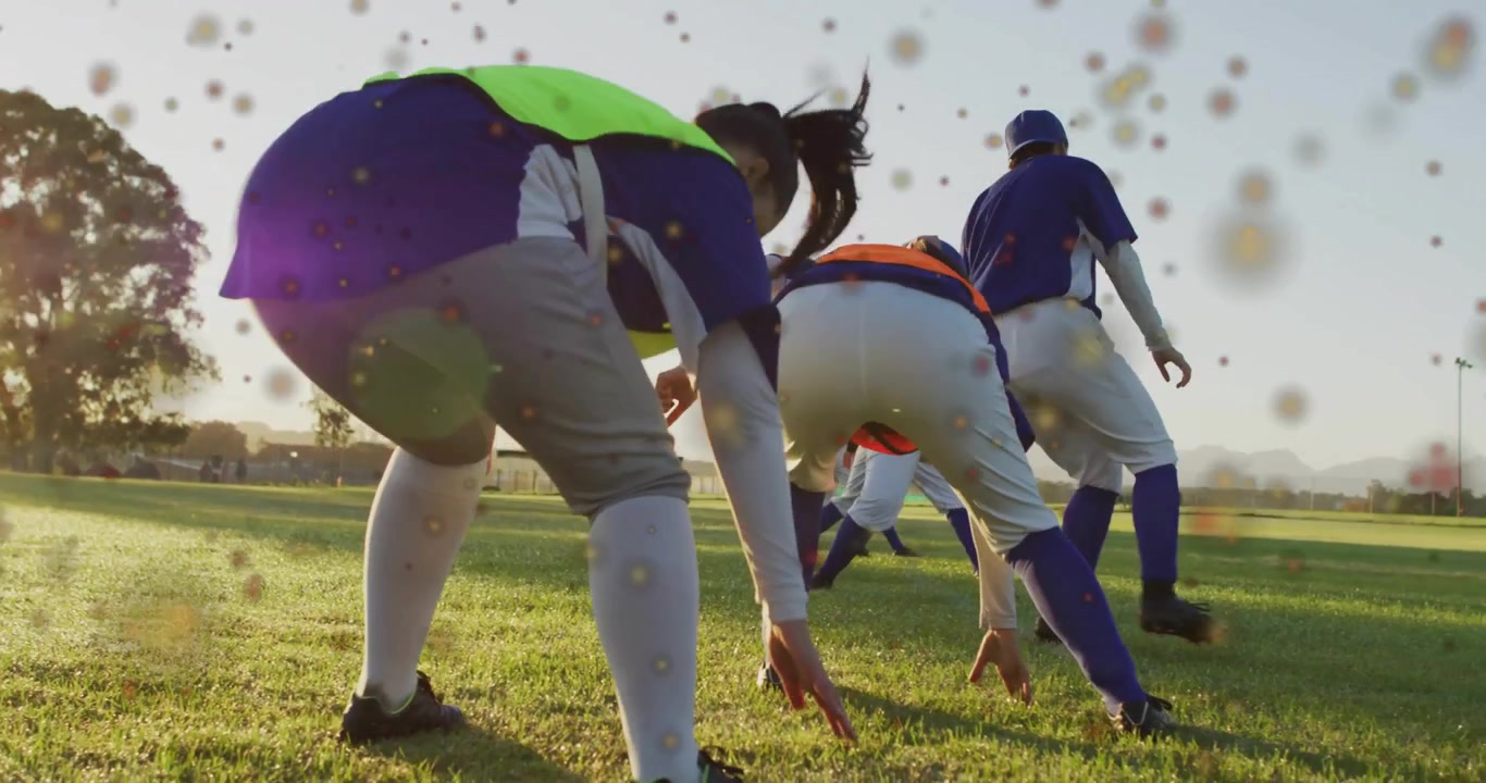 Sedm hráček softballu běží po hřišti, snižují se do podřepu a poté sprintují pro silový trénink.